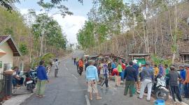 KERJA BAKTI PERBAIKAN JALAN MAKAM GEJELOK