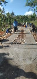 PADUKUHAN MOJING LAKSANAKAN COR RABAT BETON DARI DANA BKK