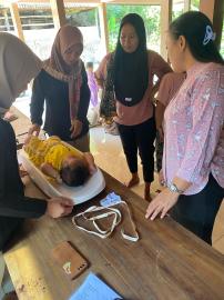 Penimbangan Balita di Padukuhan Ngasem, Upaya Deteksi Dini Tumbuh Kembang Anak