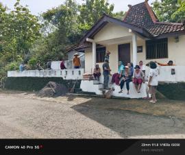 Kerja Bakti Penuh Kebersamaan, Warga Dayaan Bersihkan Balai Dusun