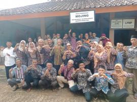 “Dari Murid ke Pemimpin: Momen Haru Bupati dan Lurah Botodayaan di Mojing”