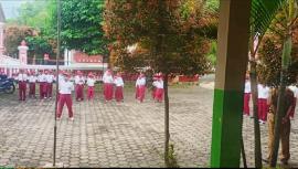 Kegiatan Pagi Upacara Bendera Siswa SDN Botodayaan Berlangsung Khidmat