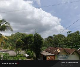Langit Rongkop Siang Itu, Awan Menggantung di Atas Botodayaan