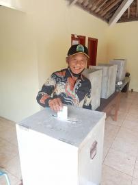 Lurah Botodayaan Gunakan Hak Pilih di TPS 10 Padukuhan Ngelo